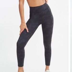 $118- NEW All Access Center Stage Pocket Leggings - Small Grey Black Camo
